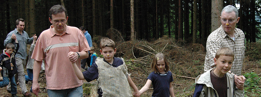 Väter mit ihren Kindern beim Fantasy-Seminar